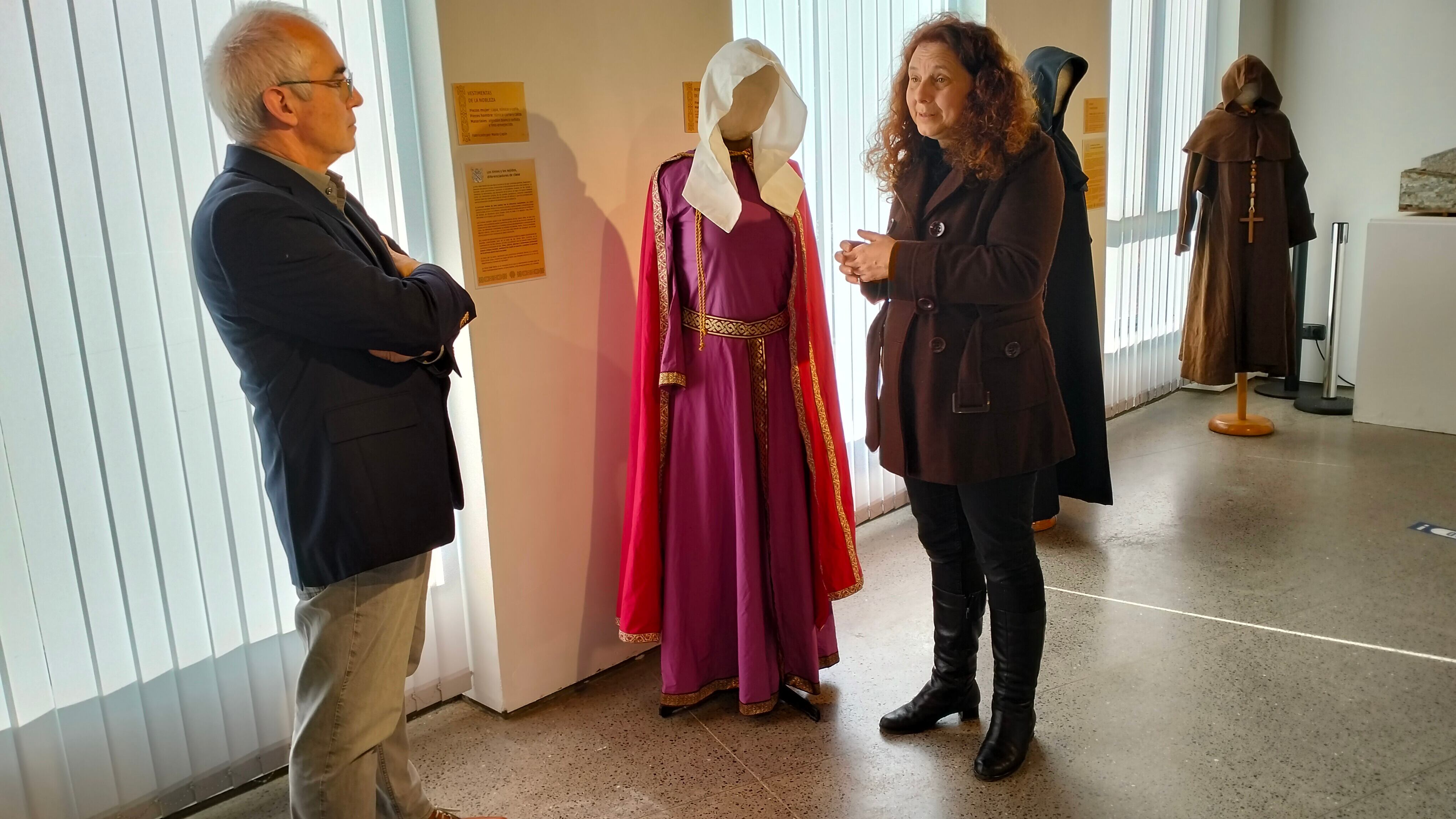 Maite Capín da explicaciones sobre la elaboración del vestuario exhibido al Director General de Política Llingüística