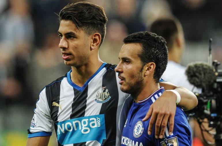 Ayoze Pérez, jugador del Newcastle, y Pedro, del Chelsea, al término del partido entre ambos equipos