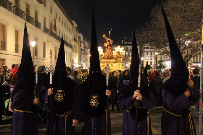 La hermandad del Santo Vía Crucis realizando estación de penitencia