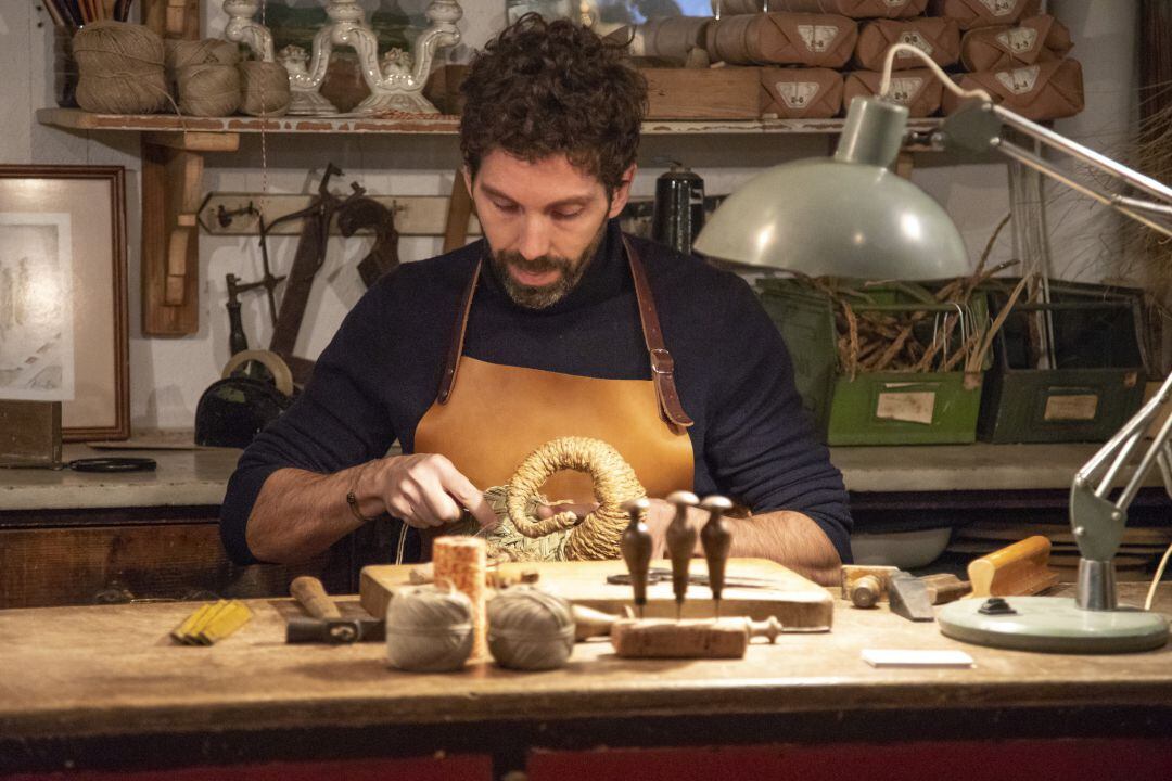 El artesano Javier Sánchez Medina en su taller de la calle Escorial 28, en Madrid