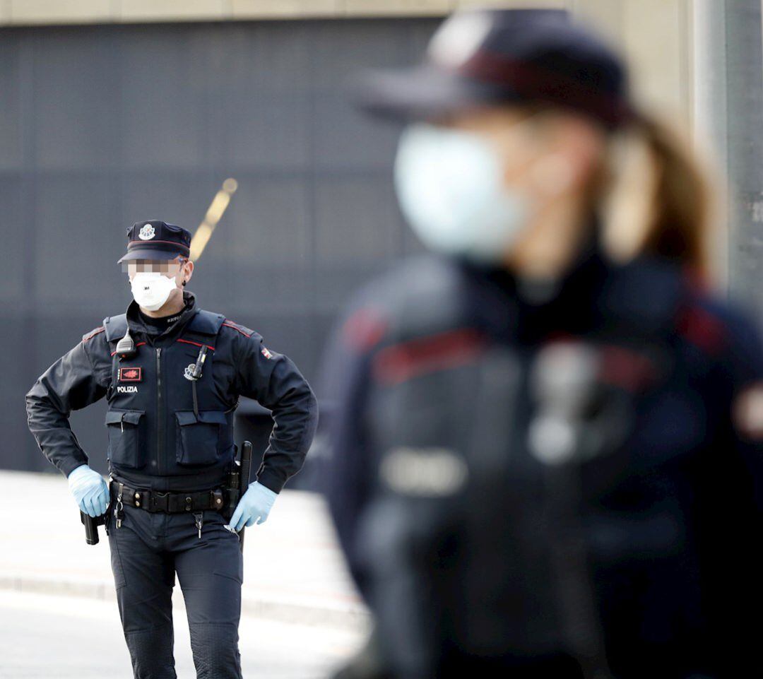 Agentes de la Ertzaintza durante una operación