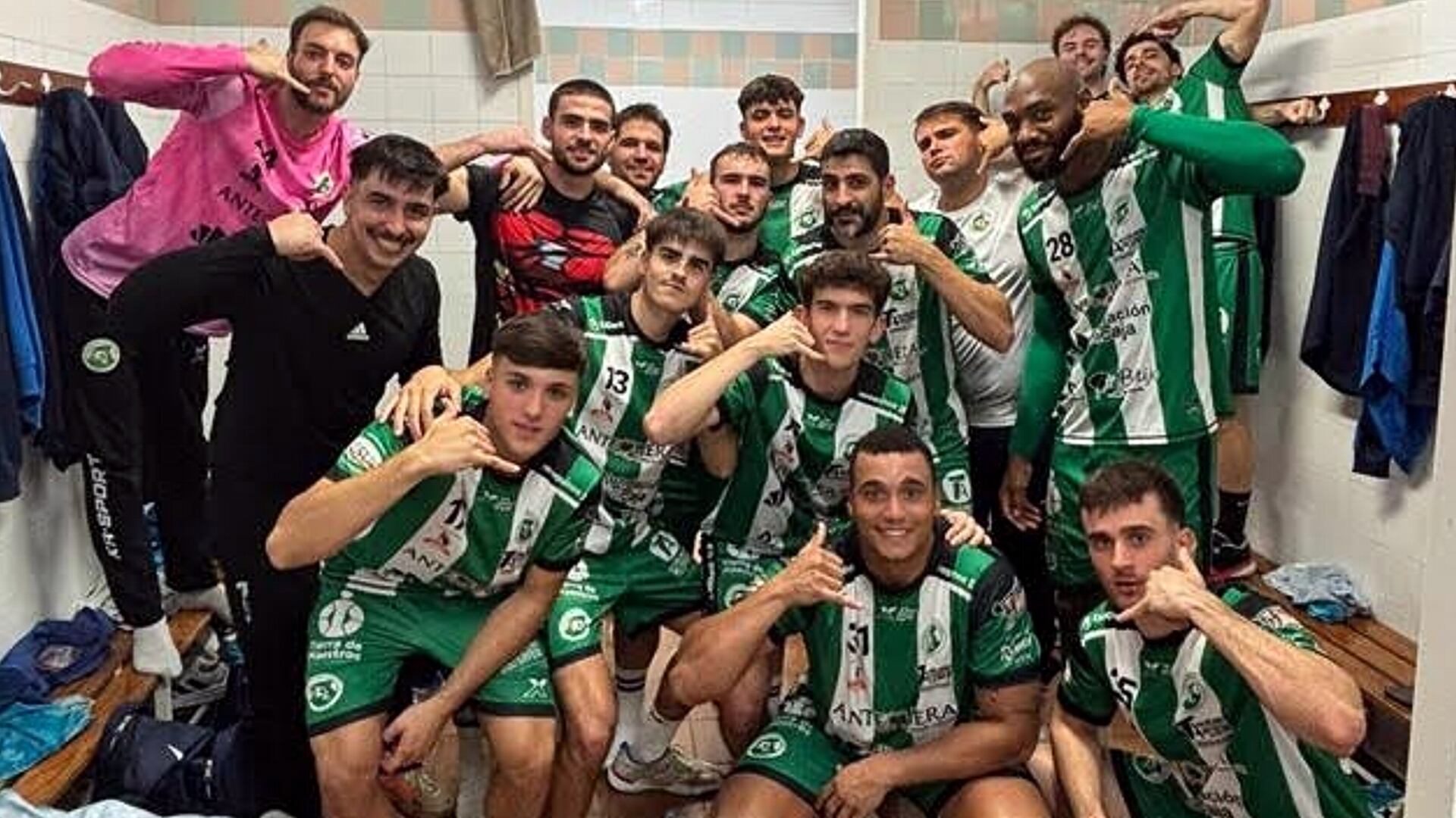 Celebración del Dólmenes tras su victoria en Triana