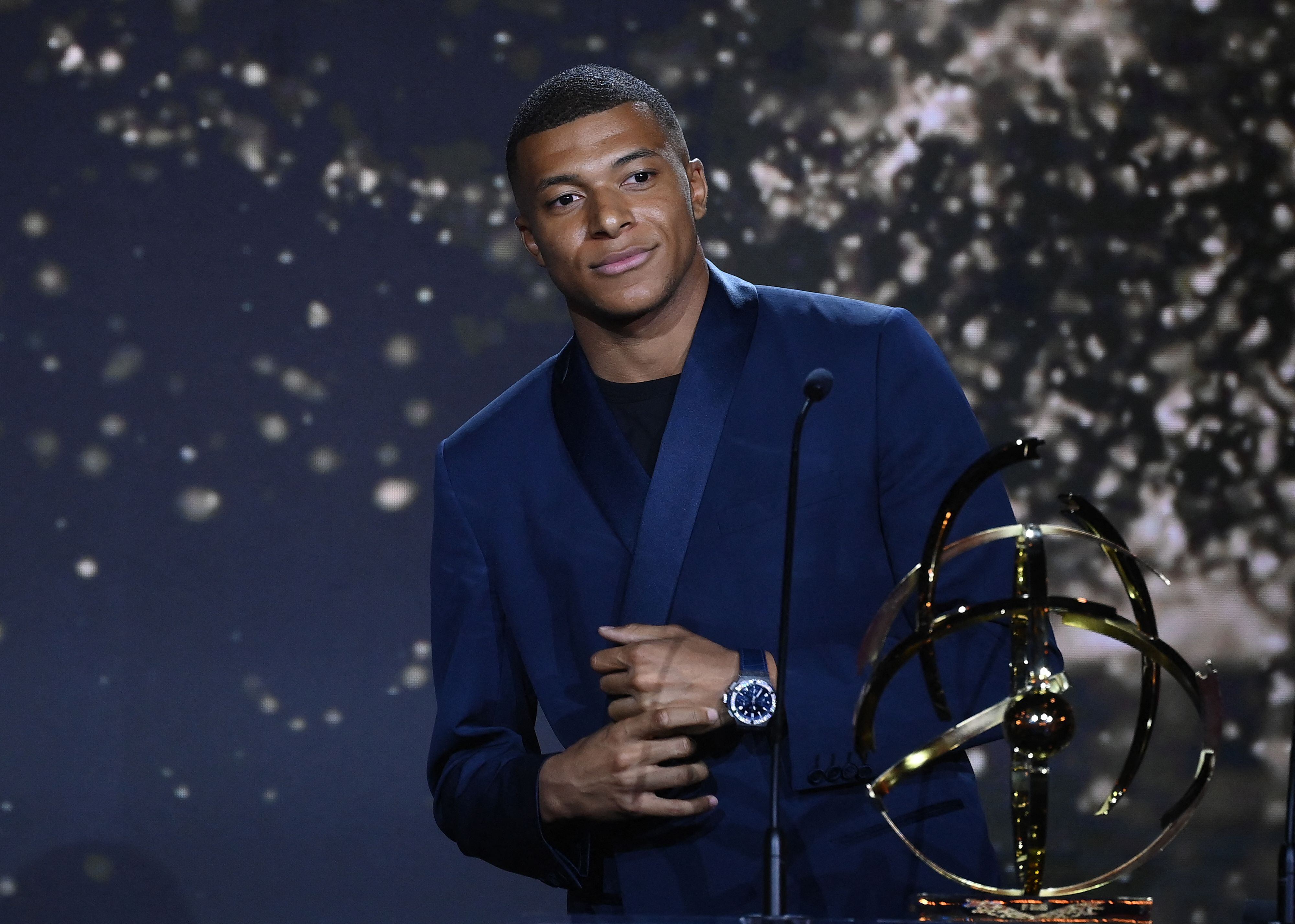 Kylian MBappé recogiendo el premio a mejor jugador de la Ligue 1.