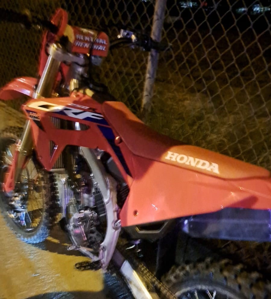 La moto de cross en la que circulaban los dos arrestados