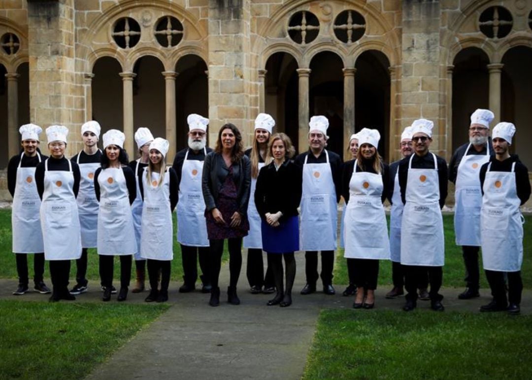 Varios de los nuevos cocineros premiados junto con la directora de la guía, María Ritter y la consejera de consumo, Sonia Pérez