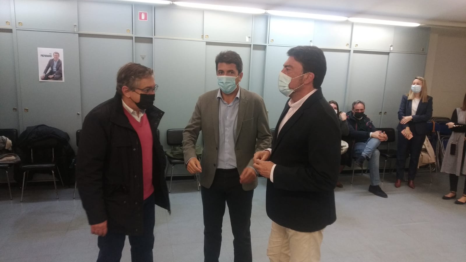 Carlos Mazón, presidente del PPCV (en el centro ) y Luis Barcala, presidente local del PP Alicante (derecha), en la sede del partido tras votar el apoyo a Feijóo a presidir la formación en España.