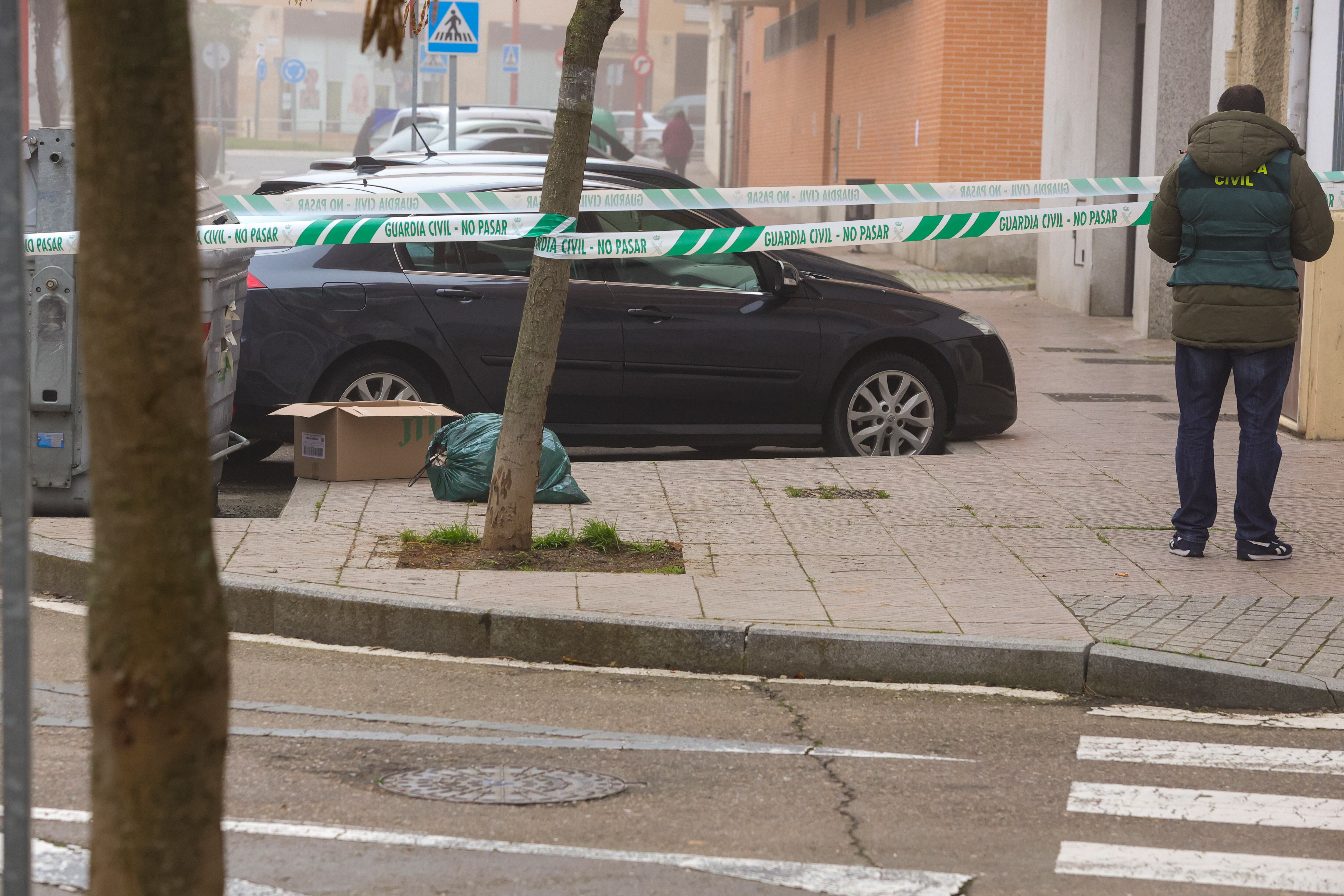 Un agente de la Guardia Civil trabaja frente al edificio en el que una mujer de unos 50 años de edad ha aparecido muerta, en el interior de su domicilio, este jueves en Santa Marta de Tormes, Salamanca.