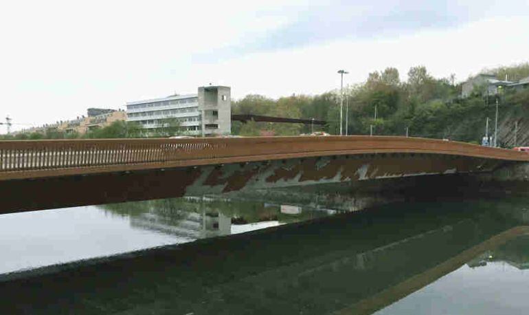 La imagen demuestra el deterioro del puente de Mundáiz