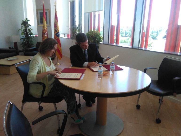 La firma del convenio de colaboración intentará dar valor a la poesía. 