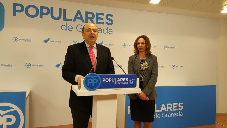 Rueda de Prensa en el PP de Granada del Sebastián Pérez y Rocío Díaz