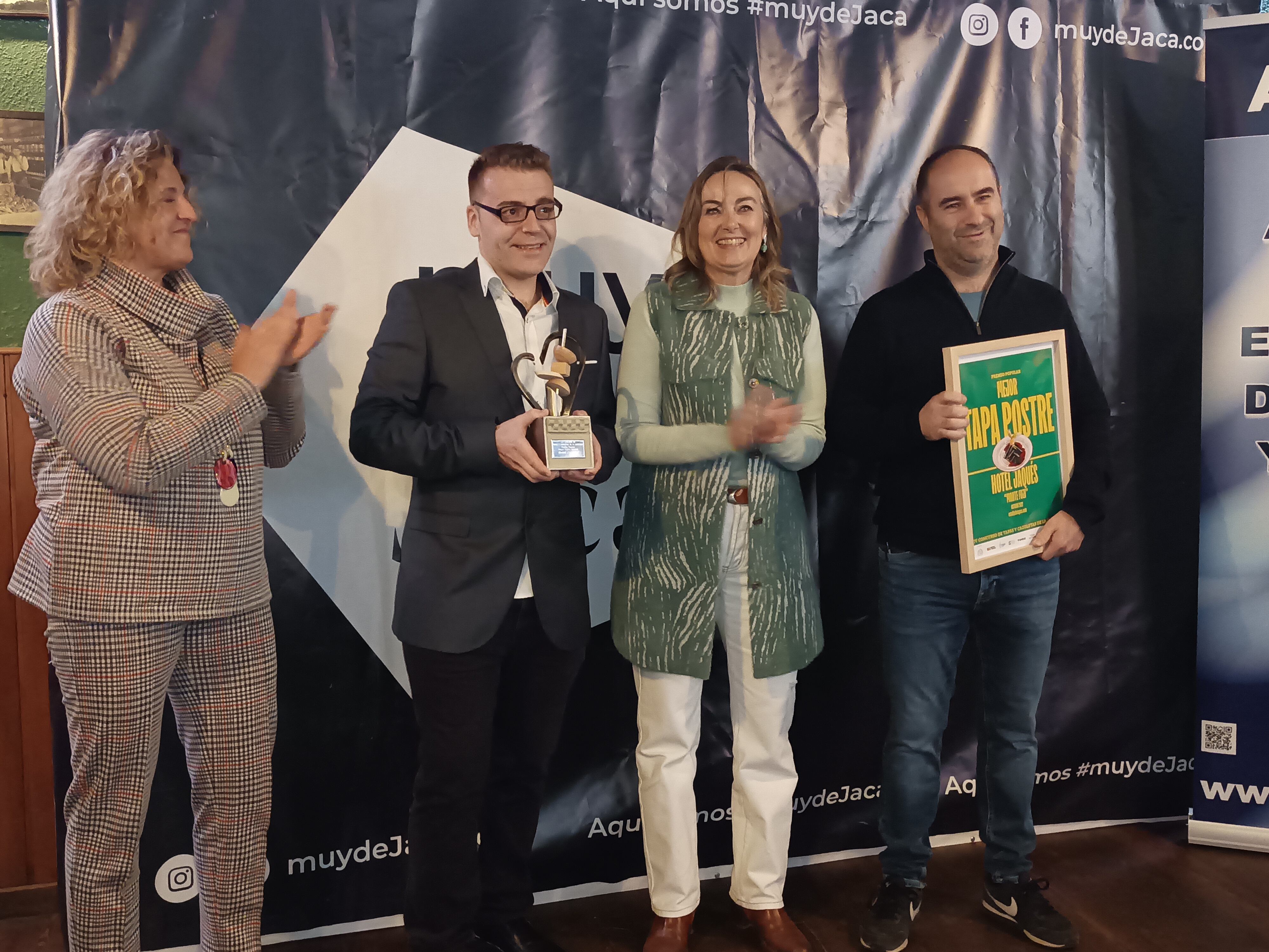 Antonio Sarsa (dcha) y Alberto José Sánchez (chef) del Hotel Jaqués recogían 3 premios: Mejor Tapa de jurado técnico y dos premios populares a mejor cazoleta y mejor tapa-postre