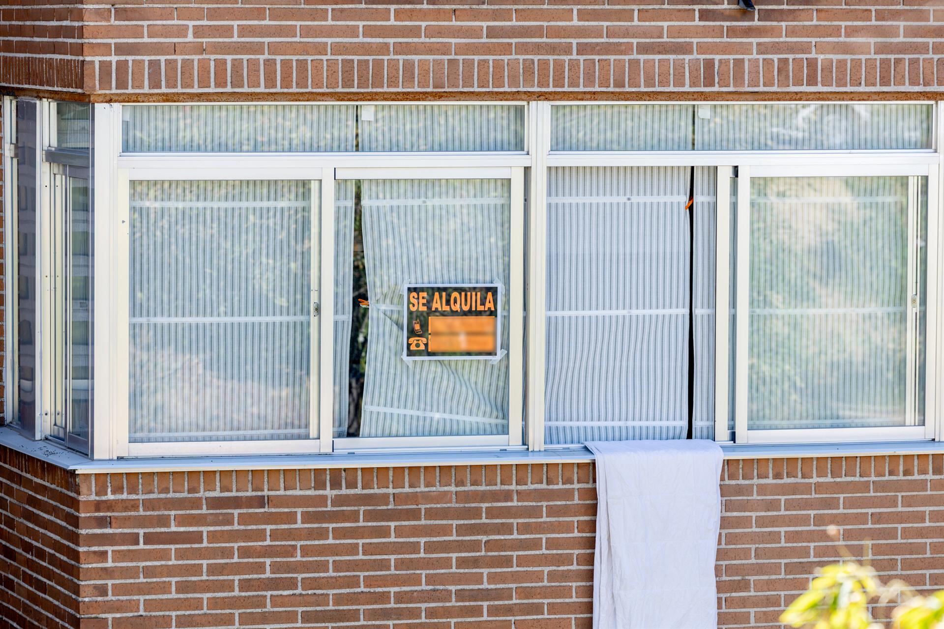 Un cartel que anuncia que se alquila una vivienda