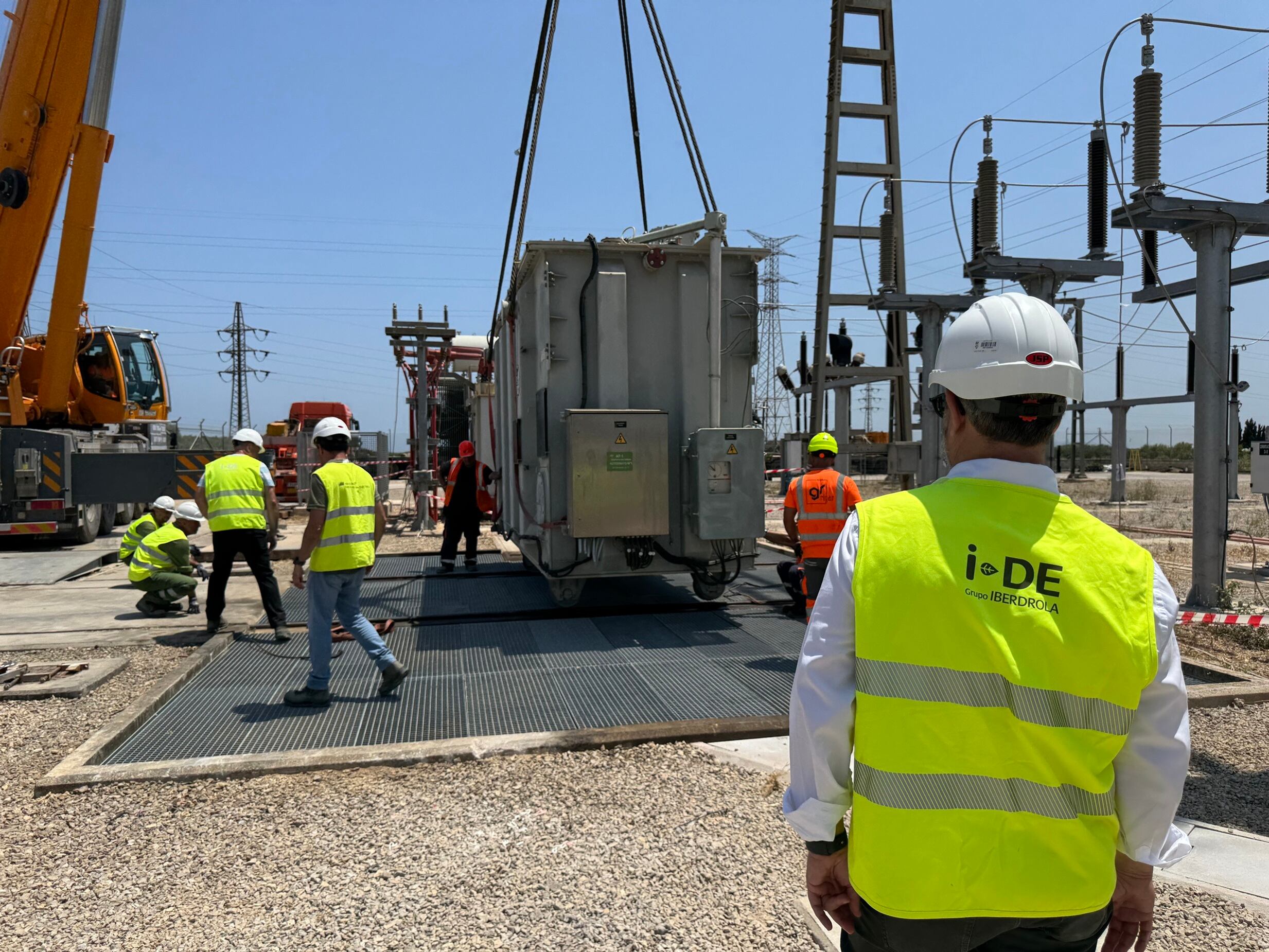 Foto de archivo: Instalación transformador (i-DE)