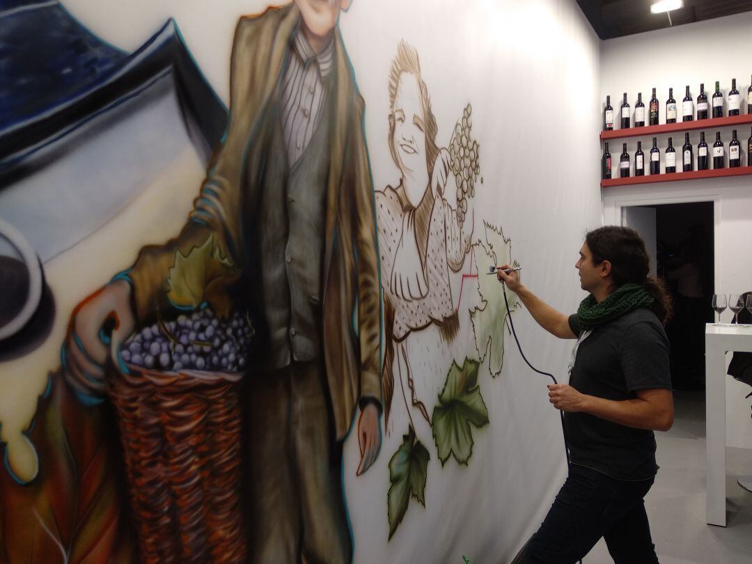 Nano Lázaro en pleno trabajo creativo en el stand de Aranda de INTUR 2019 