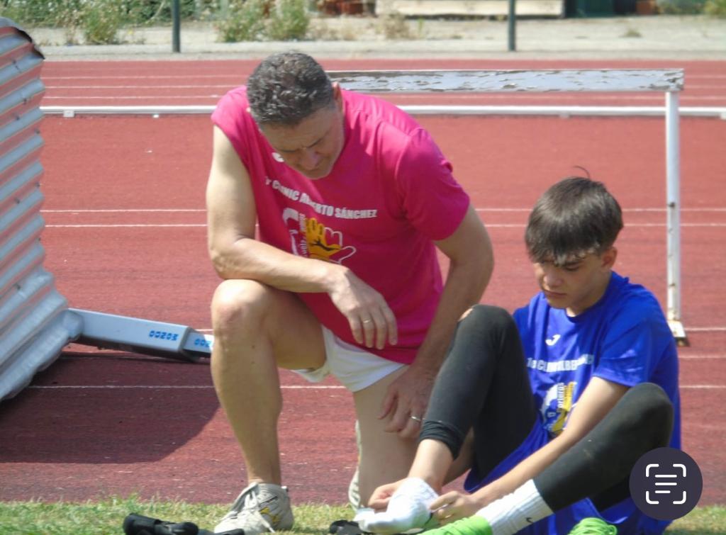 Miguel Ángel Sainz, con un joven portero placentino.