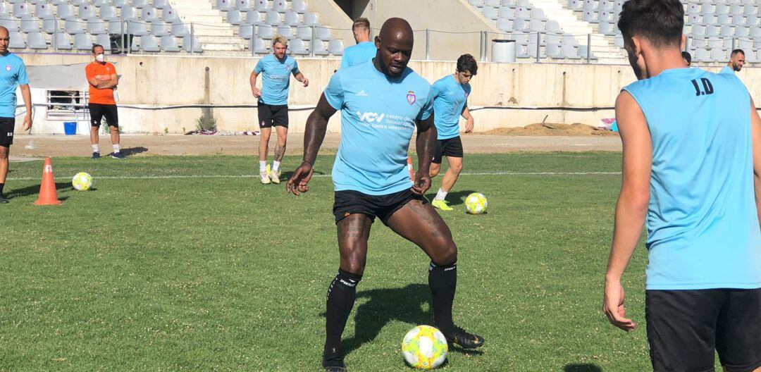 Emaná toca balón en el entrenamientode este martes en La Victoria.