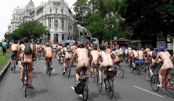 Ciclistas desnudos por el centro de Madrid, protestando contra los peligros a los que se enfrentan en la capital
