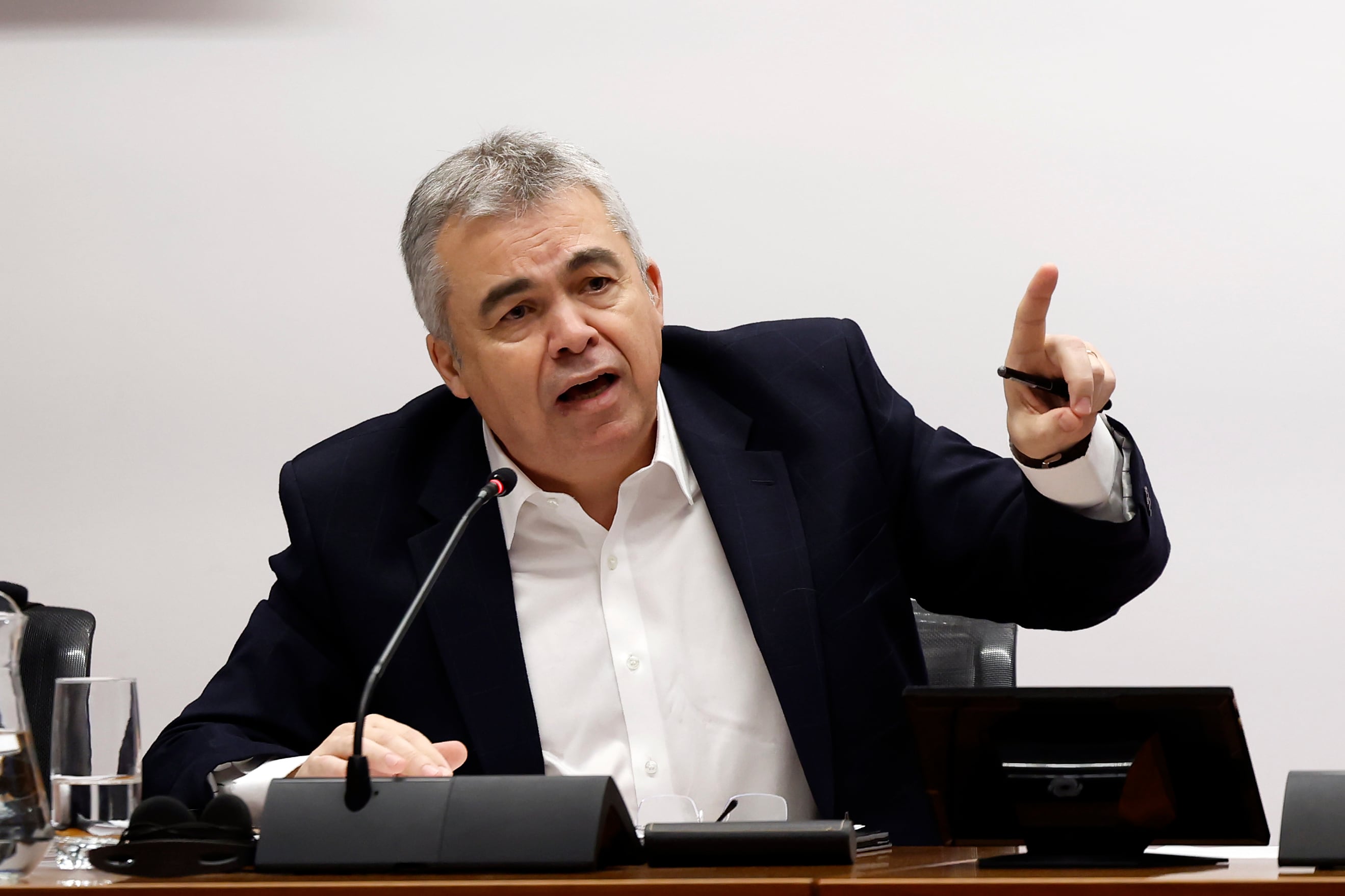 El exsecretario de Organización del PSOE, Santos Cerdán, comparece en la comisión de investigación de obra pública en Navarra