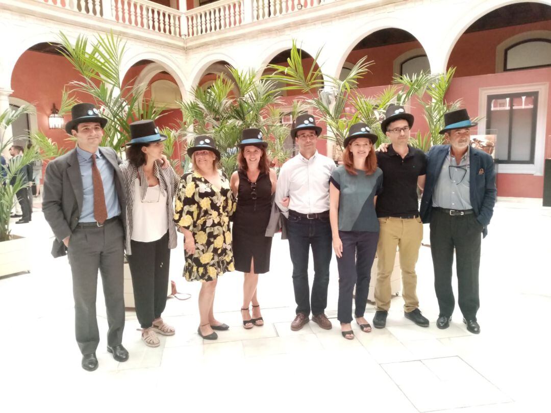 Foto de familia en la presentación del proyecto El Sillón Azul, nuevo reto de la Fundación El Gancho Infantil