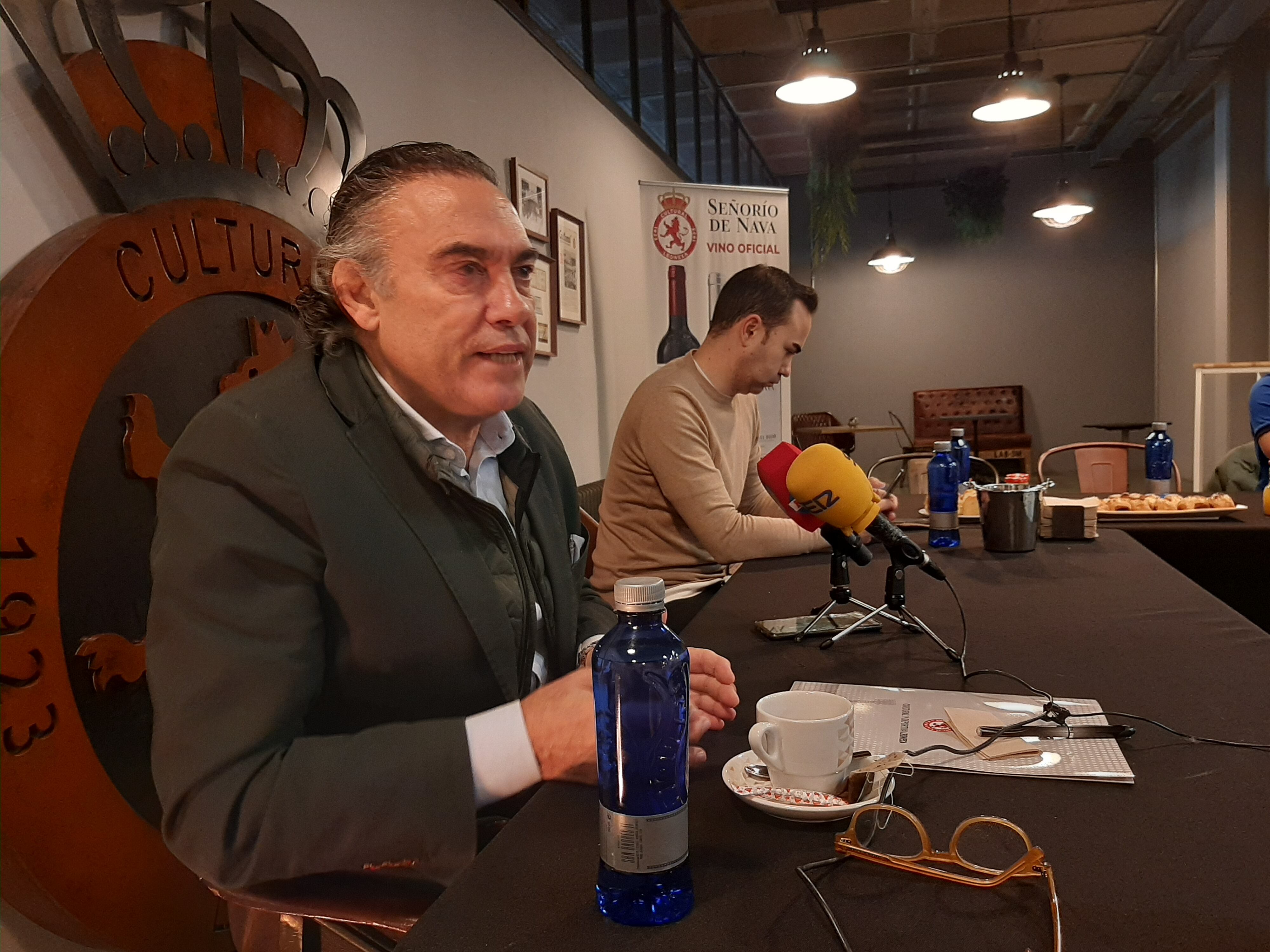 Llamazares, en su encuentro con los medios de comunicación