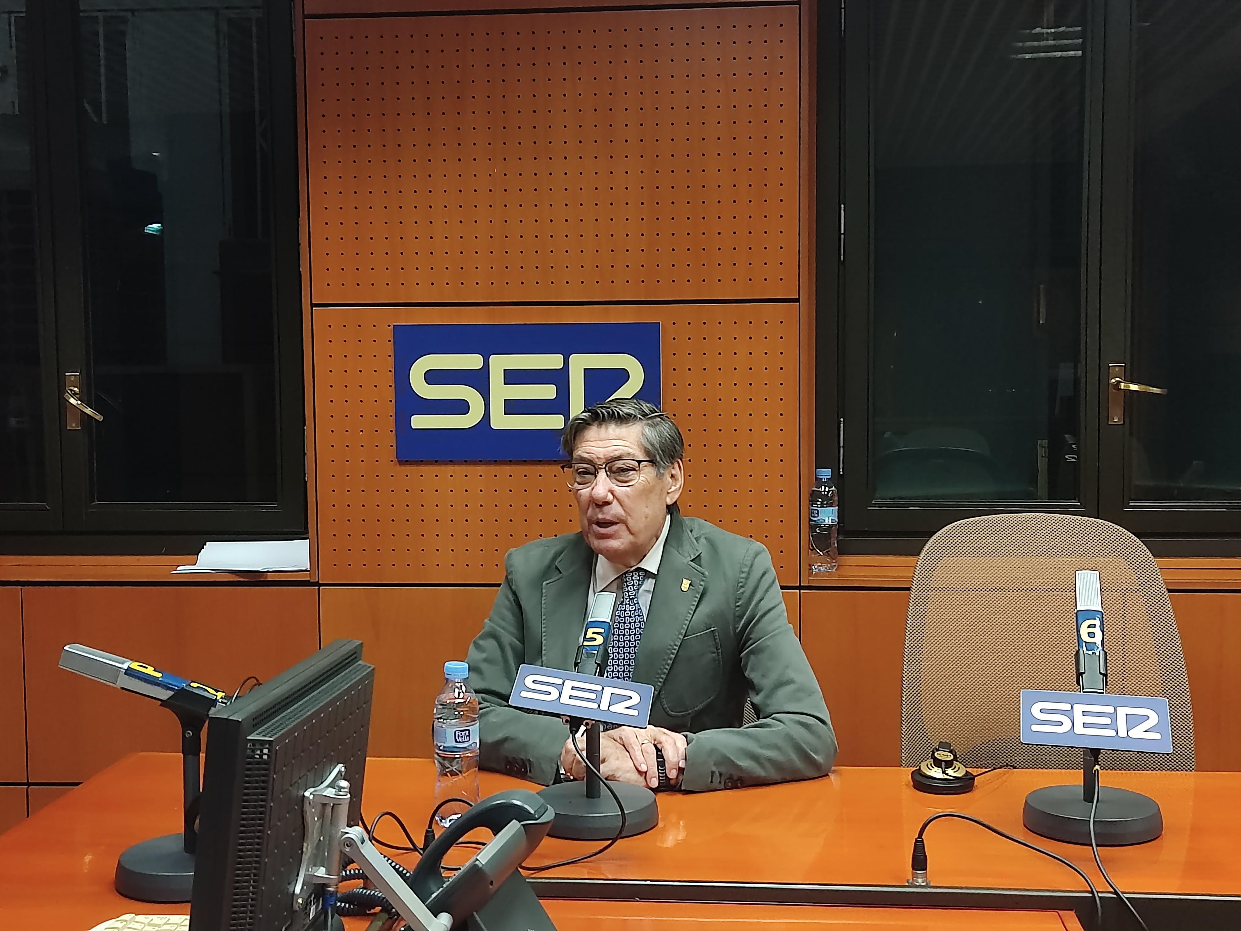 Arturo Aliaga, vicepresidente del Gobierno de Aragón y consejero de Industria, en los estudios de Radio Zaragoza