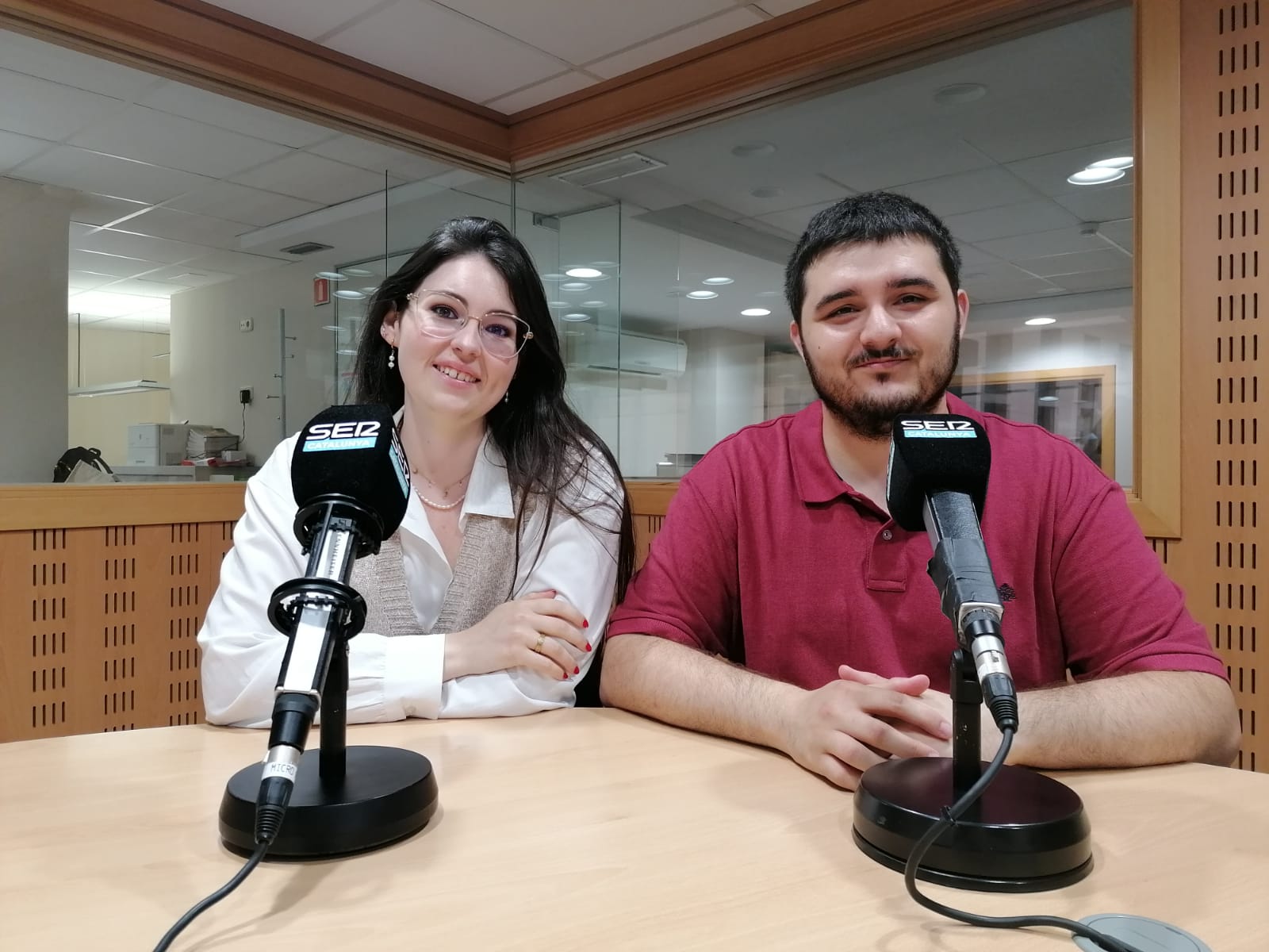 Anna Martínez i Biel Cardona, estudiants de Màster a la UdG, als estudis de Ràdio Girona.