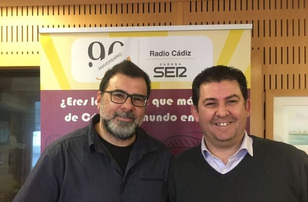 Fernando Benítez y David Chinchilla posan en los estudios de Radio Cádiz