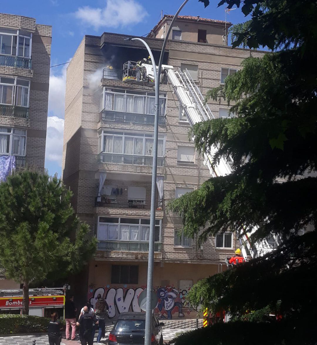 Incendio en una quinta planta de un edificio en la calle Santiago López