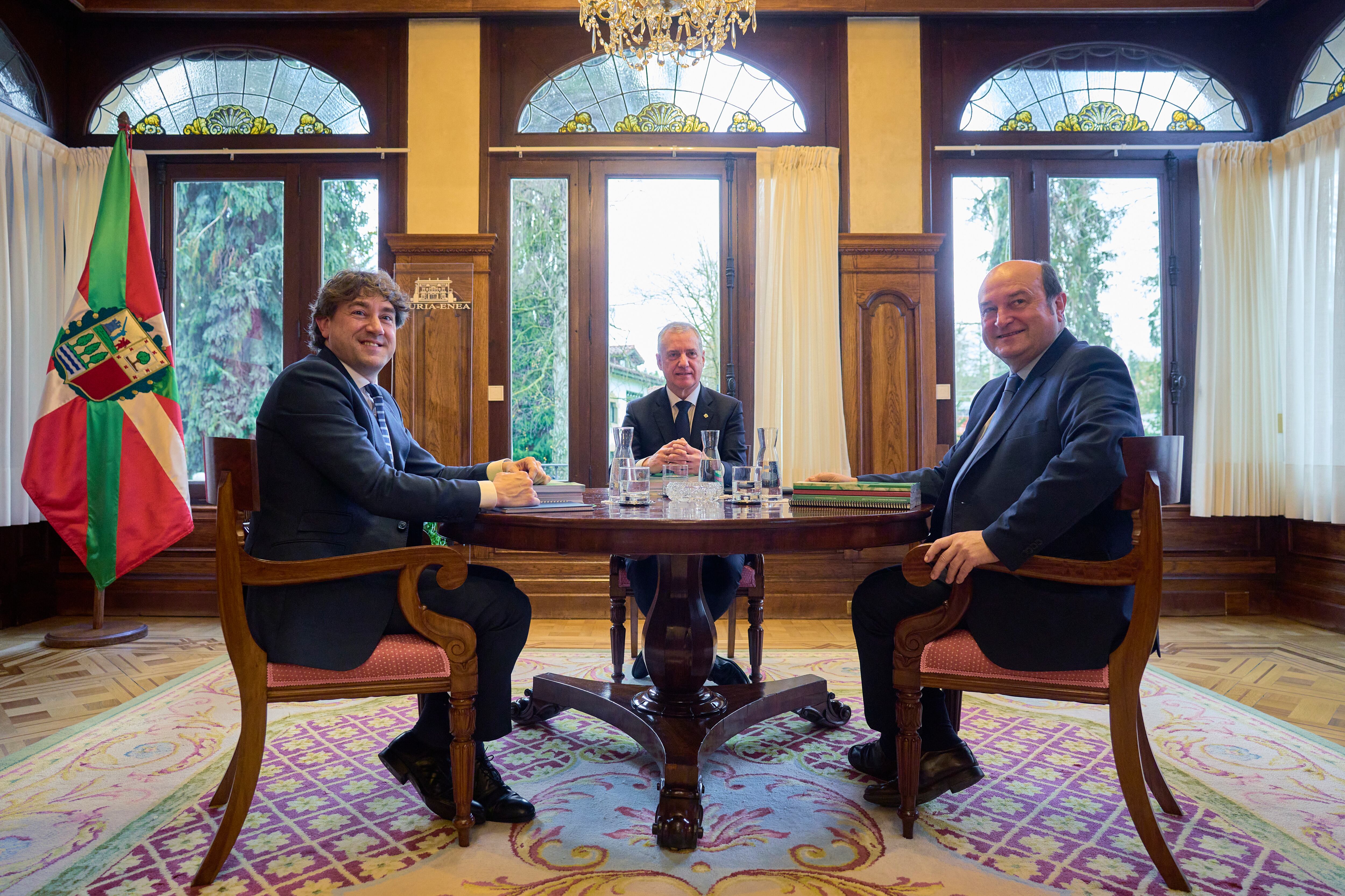 El lehendakari, Iñigo Urkullu (c), se reúne este lunes con el secretario general del PSE-EE, Eneko Andueza (i), y con el presidente del PNV, Andoni Ortuzar (d), para analizar la situación política en la antesala de la convocatoria de las elecciones vascas.