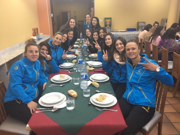 Las jugadoras del Puchi celebrando el triunfo anoche