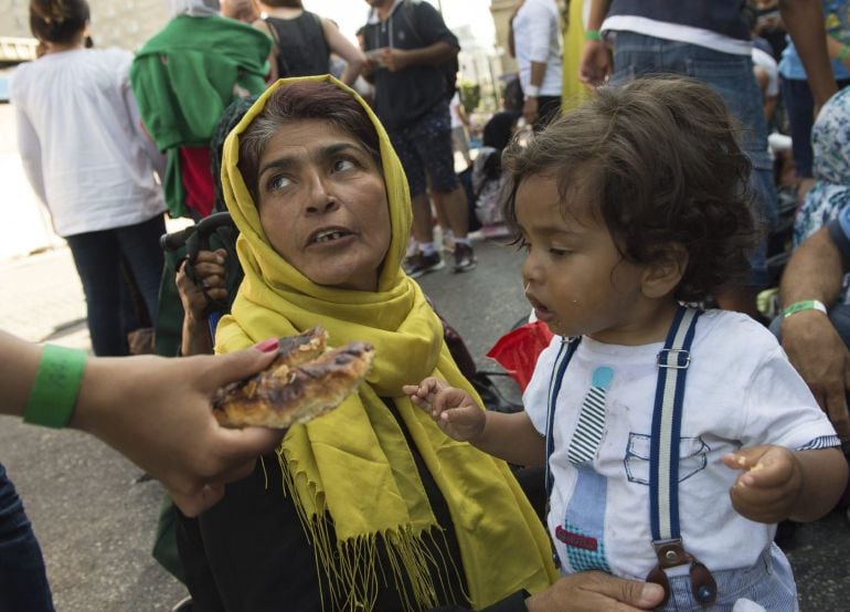 KNE17 MÚNICH (ALEMANIA) 01/09/2015.- Refugiados procedentes de la estación de Budapest a través de Austria esperan un medio de transporte para acudir a uno de los centros de refugiados en la estación de Múnich (Alemania) hoy, 1 de septiembre de 2015. La estación de ferrocarriles Keleti de Budapest, desde donde ayer partieron varios centenares de refugiados rumbo a Austria y Alemania, ha sido cerrada hoy, informó la compañía de transporte de Budapest BKK en la red social Facebook. EFE/Peter Kneffel