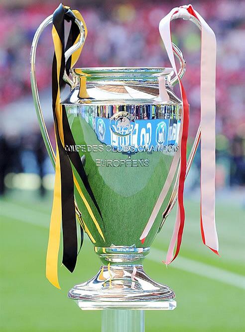 El trofeo de la &#039;Champions&#039;, en el estadio de Wembley con tiras de los colores de los dos contendientes, Bayern y Borussia