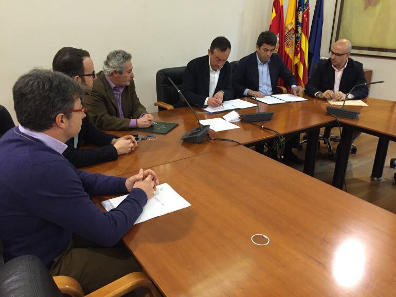 El alcalde y el director general de la Cámara de Comercio han firmado el convenio