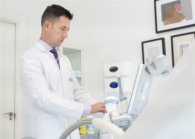 El doctor José Manuel Gómez, ginecólogo experto en reproducción asistida y director médico de IVF-Life Alicante.