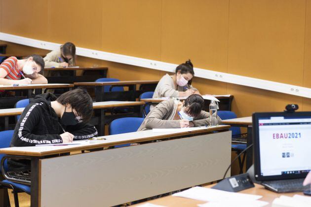 Varios alumnos realizan la prueba de la EBAU en Murcia, la primera región en comenzar los exámenes de acceso a la universidad en 2021