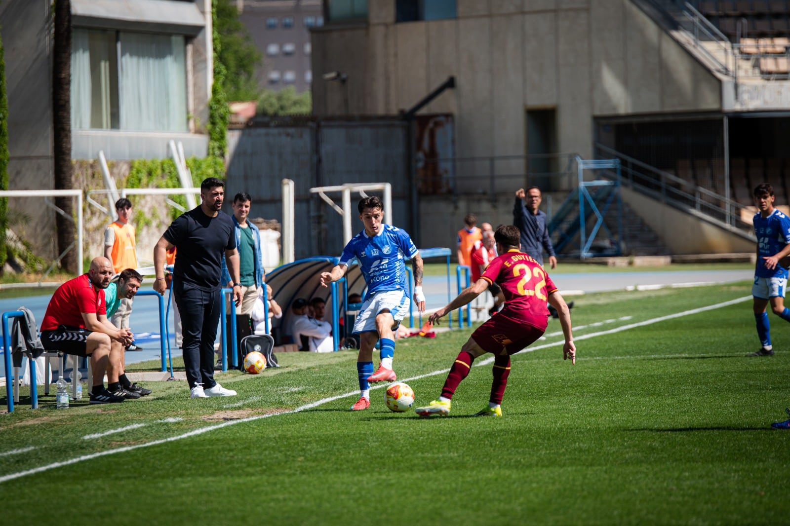 Popi presencia una acción del partido ante el Linares en su área técnica
