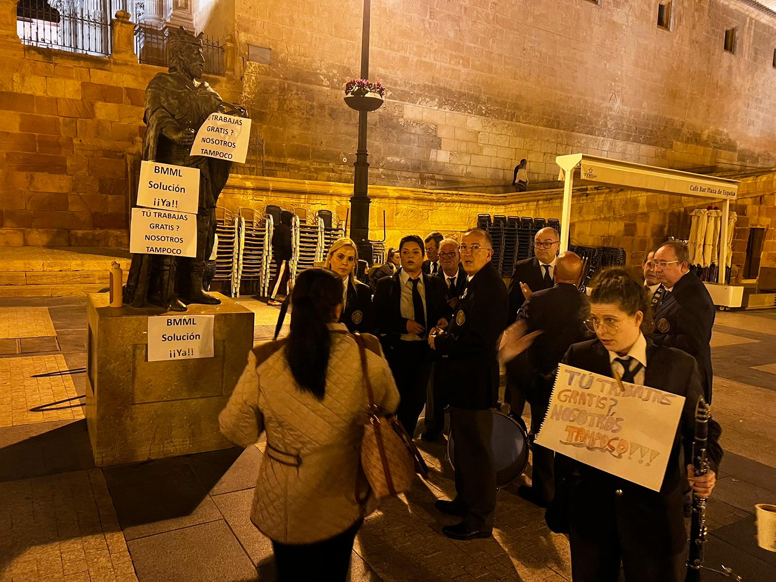 Integrantes de la Banda Municipal de Música se concentran a las puertas del ayuntamiento para exigir que se les pague