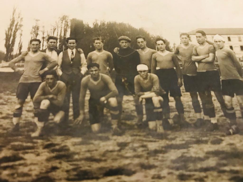 Angelito Ruiz con el Mirandés, tercero por arriba de derecha a izquierda.