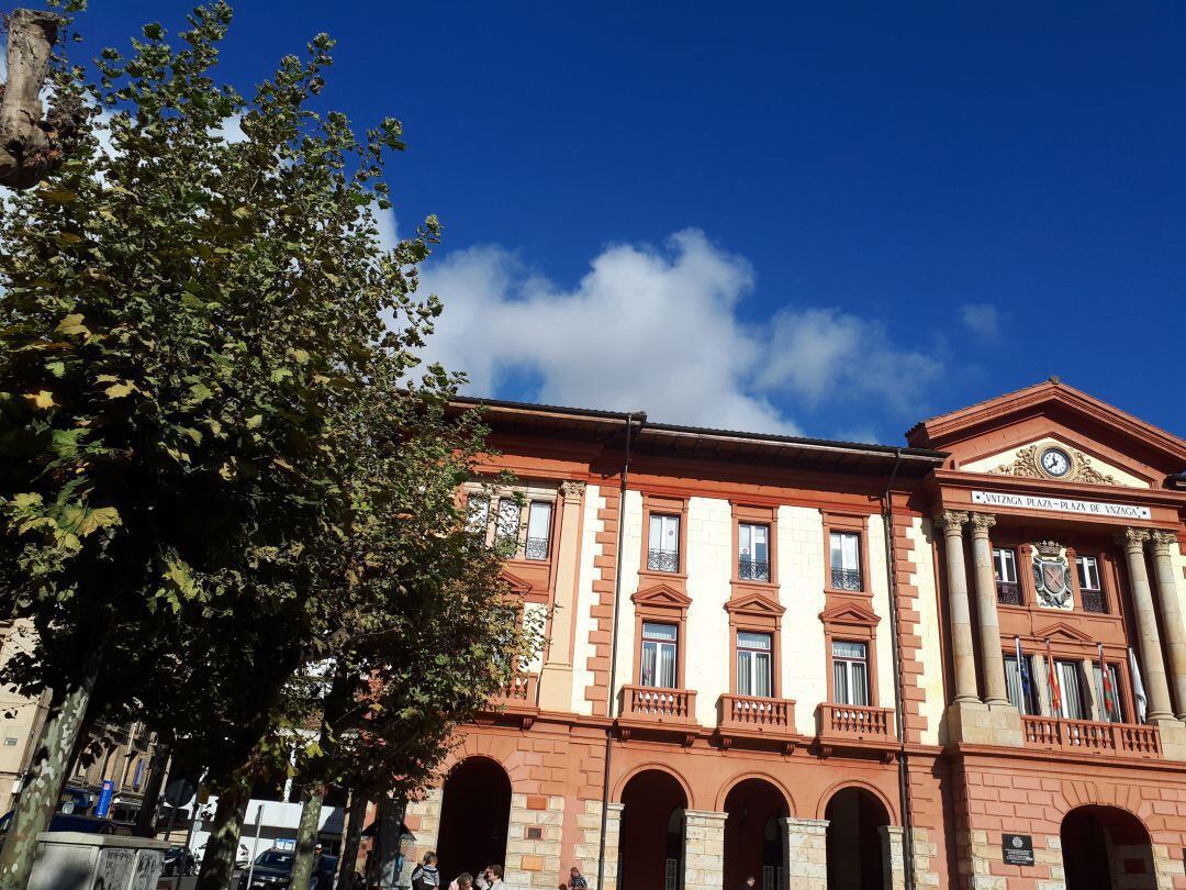 Detalle de la fachada principal del Ayuntamiento de Eibar