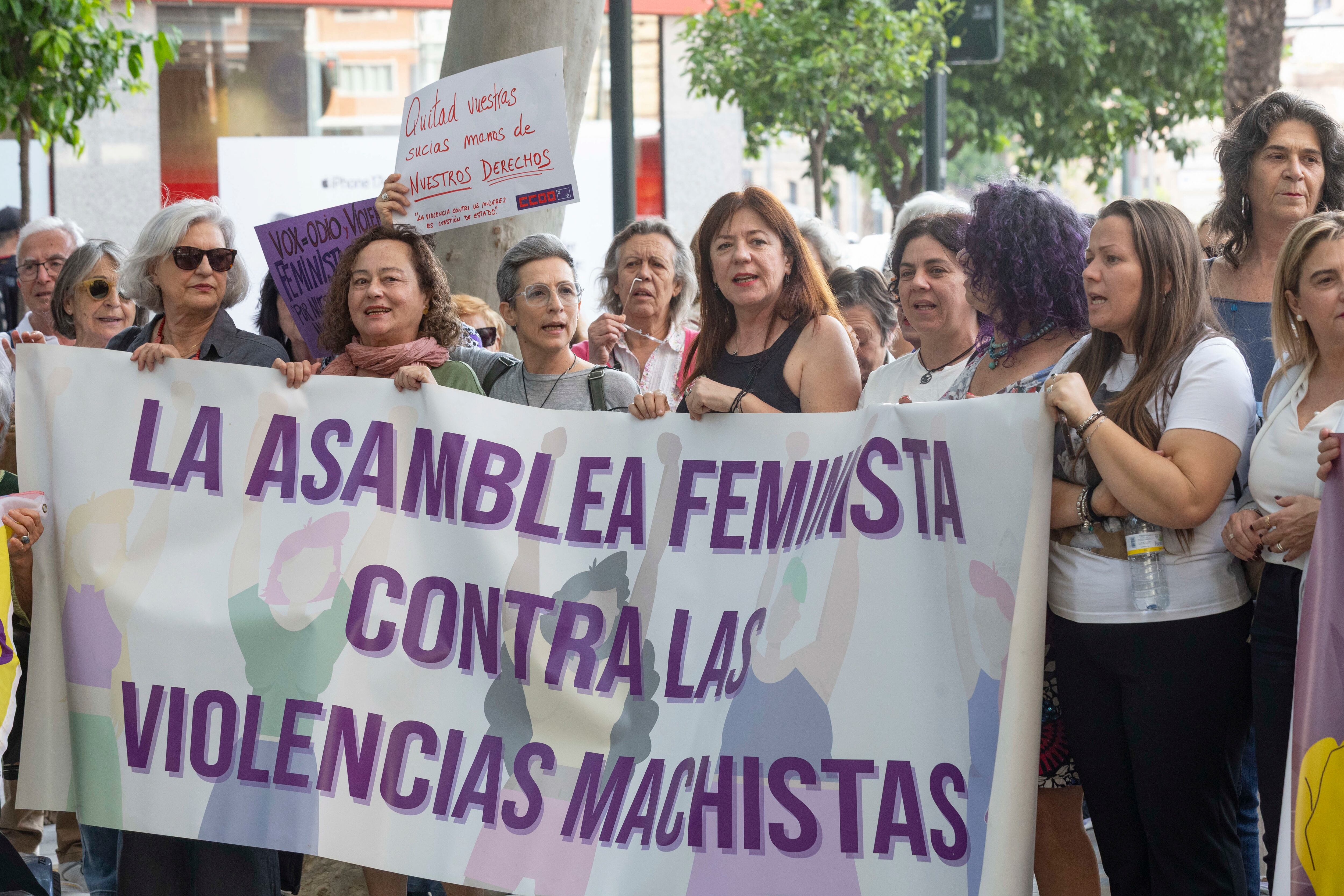 MURCIA, 21/04/2026.- Unas cien personas se han concentrado en repulsa por las amenazas contra las mujeres y el derecho al aborto del diputado de Vox en el parlamento murciano, Antonio Martínez Nieto, este martes en la Avenida Alfonso X el Sabio de Murcia. EFE/Marcial Guillén