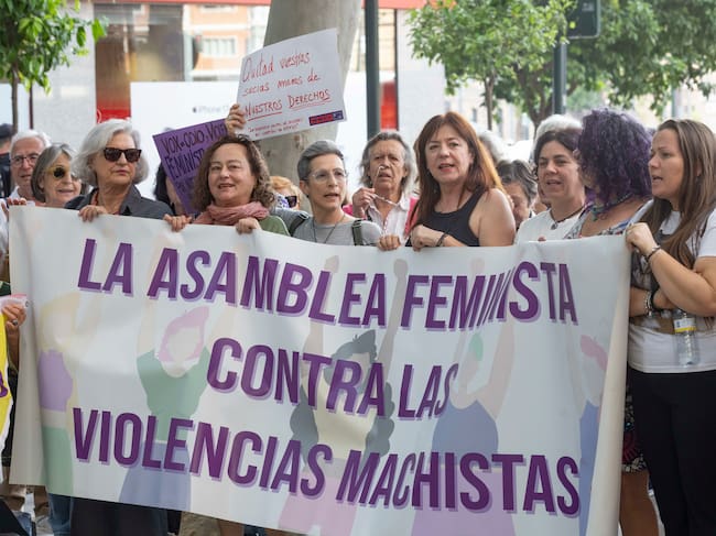 MURCIA, 21/04/2026.- Unas cien personas se han concentrado en repulsa por las amenazas contra las mujeres y el derecho al aborto del diputado de Vox en el parlamento murciano, Antonio Martínez Nieto, este martes en la Avenida Alfonso X el Sabio de Murcia. EFE/Marcial Guillén