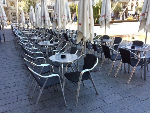 Terraza de un bar de la Plaza de la Virgen Blanca