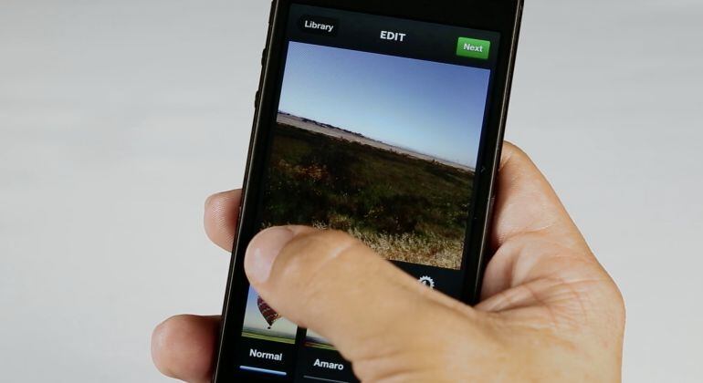 Un usuario emplea la aplicación Instagram en su smartphone