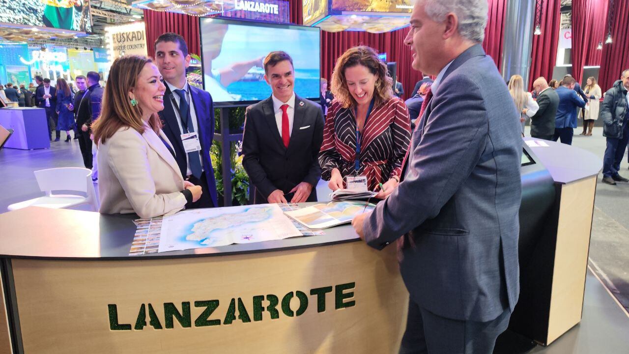 María Dolores Corujo, presidenta del Cabildo de Lanzarote, junto a Benjamín Perdomo, consejero de los Centros Turísticos, Héctor Fernández, consejero de la Sociedad de Promoción Exterior, y José Juan Cruz, alcalde de Tías.