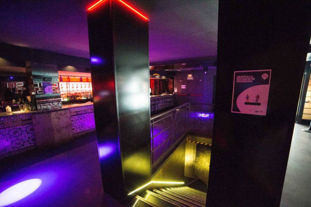 Carteles que recuerdan la necesidad de mantener la distancia de seguridad en la discoteca