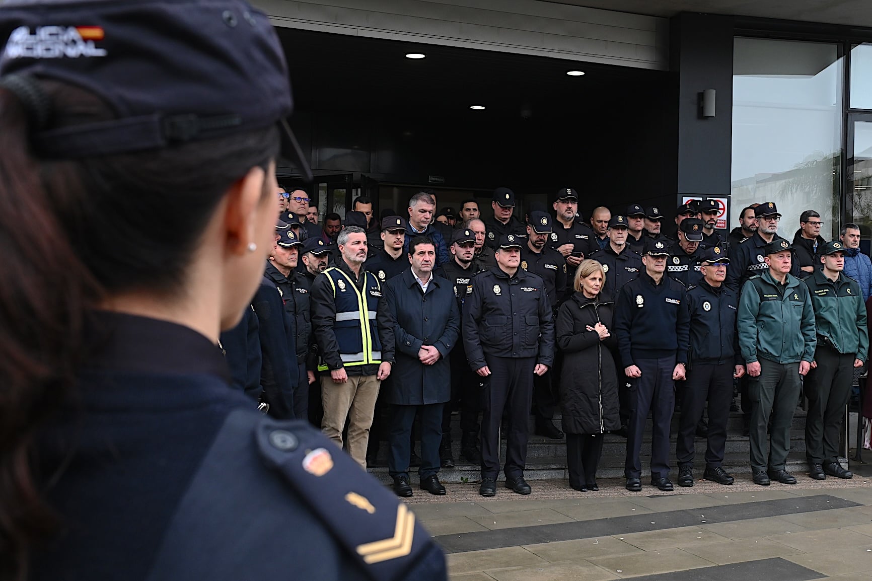 Minuto de silencio a las puertas de la comisaría de la Policía Nacional de Jerez por el fallecimiento de una agente