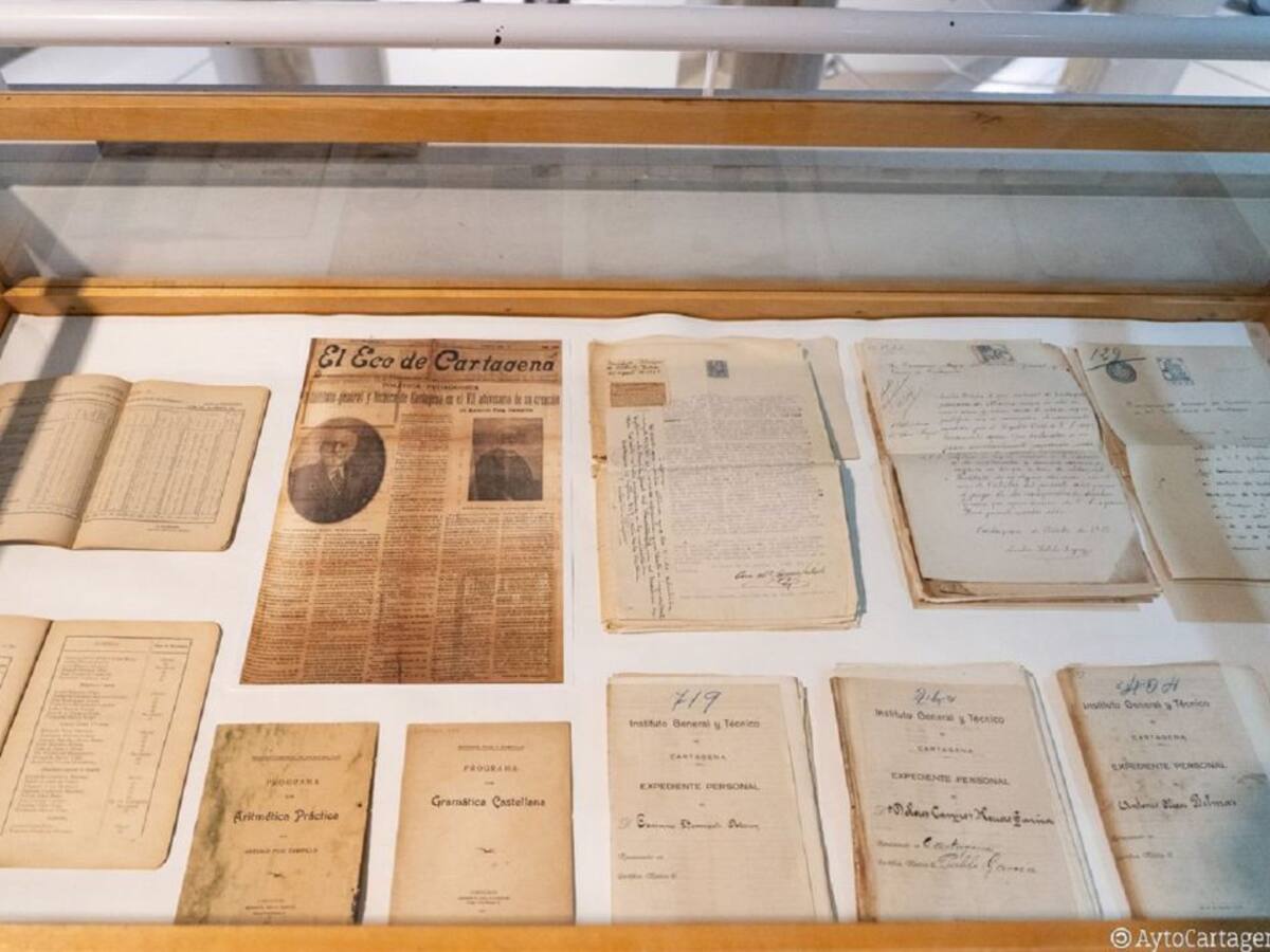 El IES Isaac Peral expone su medio siglo en el Luzzy