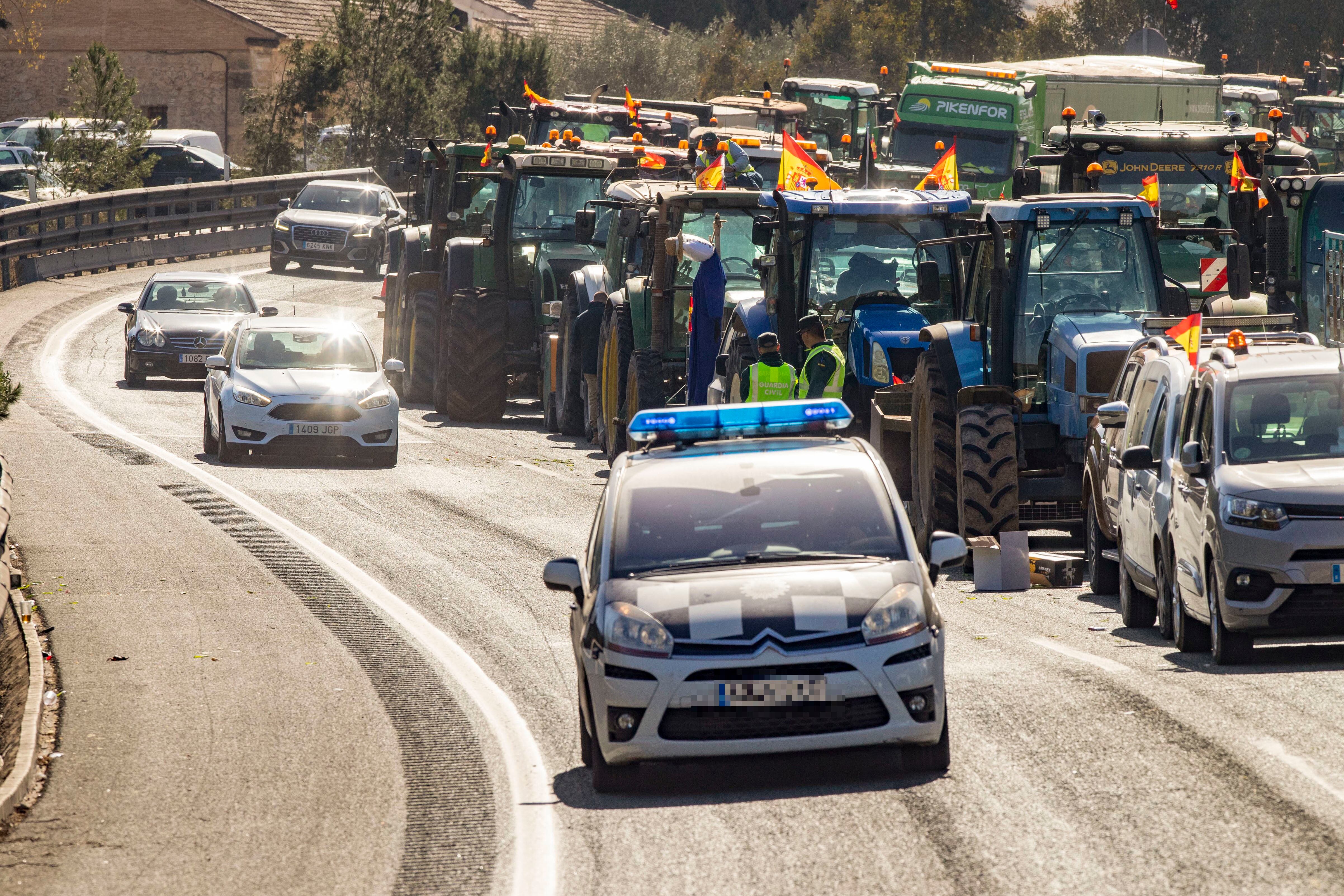 Los agricultores que se encuentran bloqueando el Puerto de la Cadena (A-30) han negociado con la Guardia Civil la apertura de un carril en ambos sentidos para aliviar la situación del tráfico. EFE/Marcial Guillén