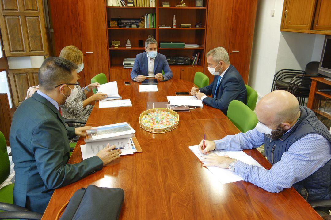 Reunión entre el Ayuntamiento de Granada y el Puerto de Motril para explorar iniciativas conjuntas de atracción de cruceros para cuando se reactive el turismo &#039;post-covid&#039;.