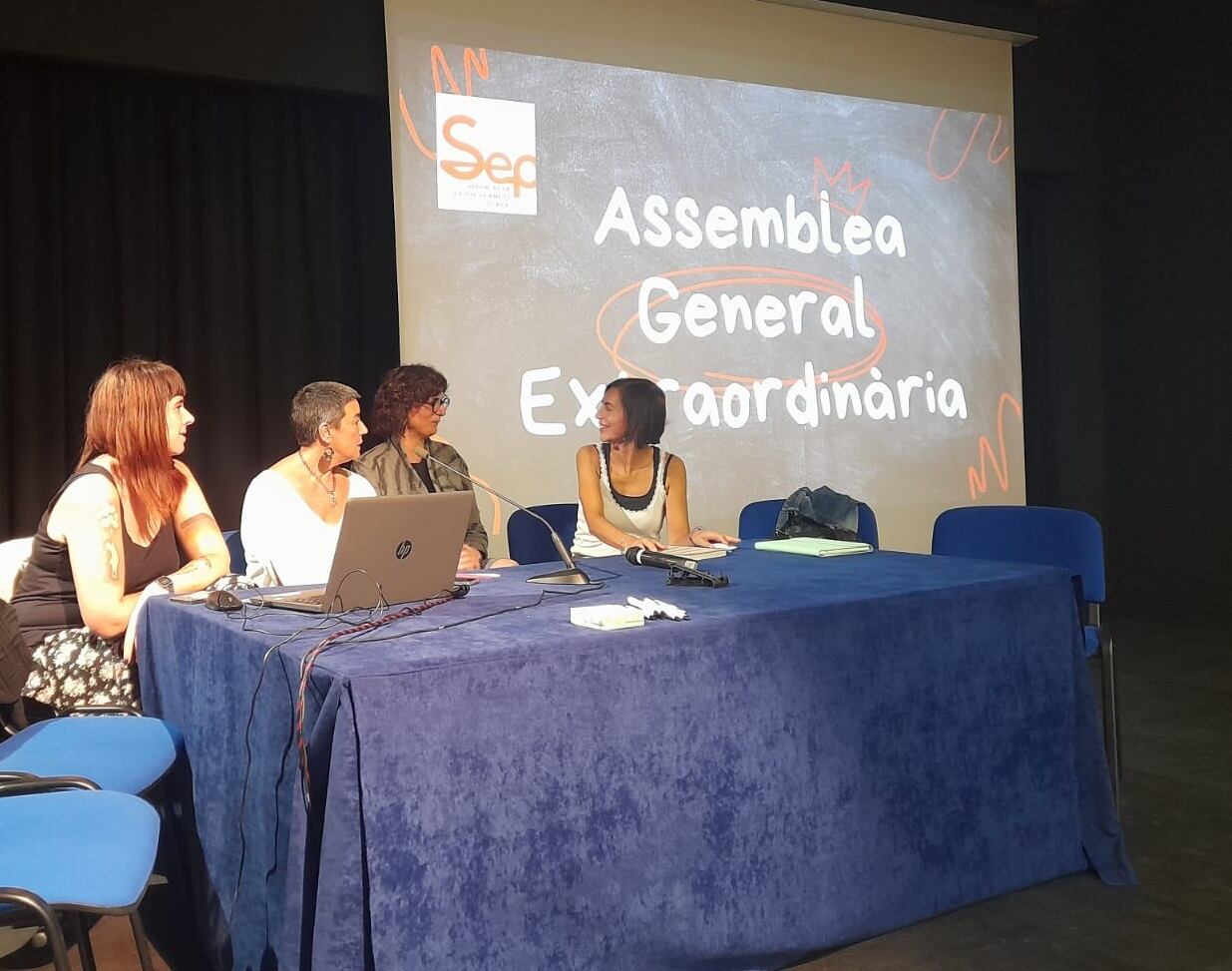 La nova junta del SEP, encapçalada per Carla Guinot (e) i Marisa Santos (c), durant l'assemblea general celebrada la passada nit.